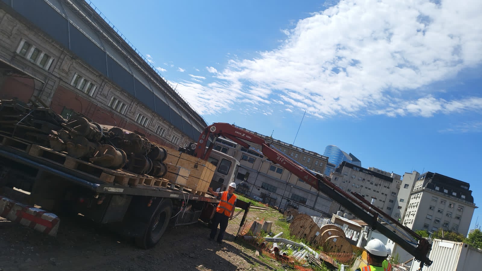 Obra ferroviaria con grua